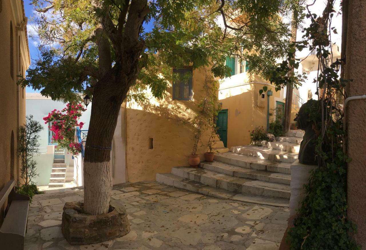 Traditional Medieval Stone House In "Ano Syros" Extérieur photo