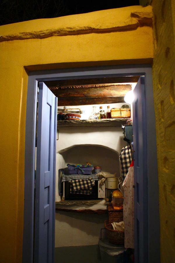 Traditional Medieval Stone House In "Ano Syros" Extérieur photo